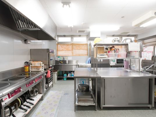施設内には広く大きなスペースの厨房があり、IHで安全に調理をしている。フライパンや鍋などが数多く置かれている。