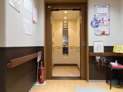 廊下のエレベーター前
