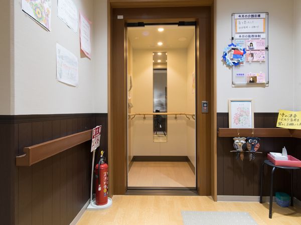 廊下のエレベーター前