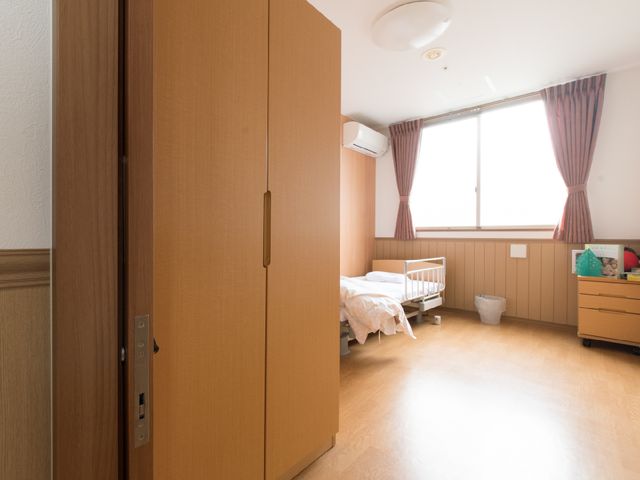 居心地の良い居室の一例 居室 ゆとりある床面積と柔らかな光が降り注ぐこの空間は、個人の時間を大切にしたい方に最適です。明るく開放的な雰囲気を感じていただけるでしょう。