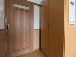 閉じた木目調のドアと壁