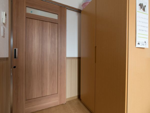 閉じた木目調のドアと壁