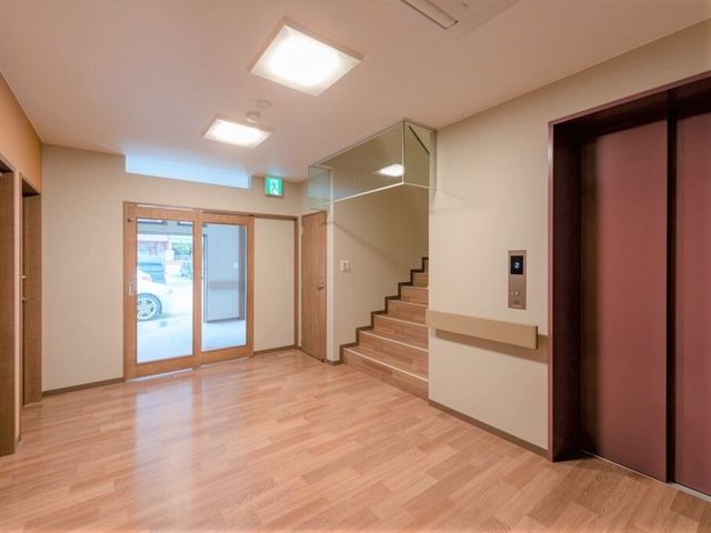 清潔感のあるエントランス 廊下 広々として清潔感のあるエントランスです。通行しやすいように階段とエレベーターが整っております。