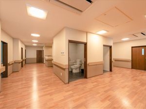 廊下の明るい居室