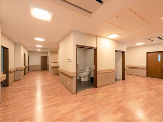 廊下の明るい居室