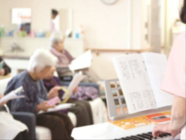 楽しいひとときを過ごす場 イベント 明るく生活感のあふれる空間で、リラックスして楽器の演奏を楽しむ利用者様の姿がございます。ここでは、音楽のひびく心地よい時間をお過ごしいただけます。