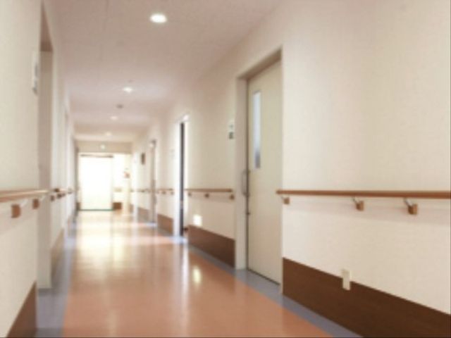 清潔感のある廊下 廊下 手すりが整備された明るく広々とした廊下です。ゆとりを持って移動できる設計になっており、安全に配慮した環境です。