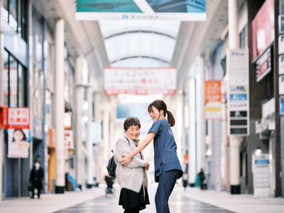 笑顔で寄り添う介助シーン