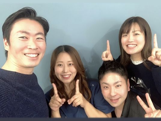 笑顔のスタッフ集合  