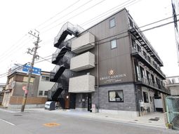 茶色の建物の外観