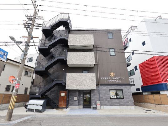 モダンな建物の外観