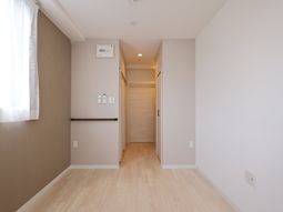 明るく広々とした廊下