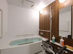 清潔なバリアフリー浴室