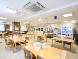明るい共有ダイニングスペース