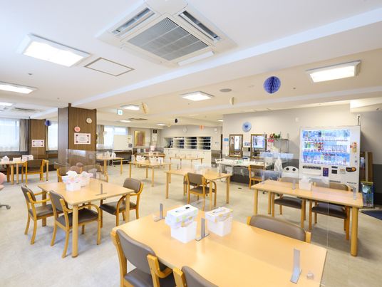 明るい共有ダイニングスペース