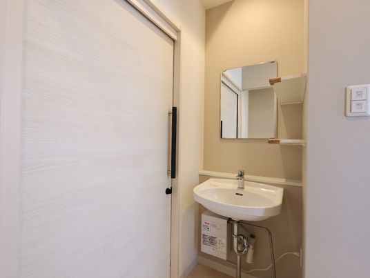 洗面台と鏡のある空間