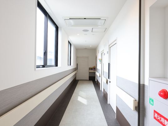 白と茶色の廊下