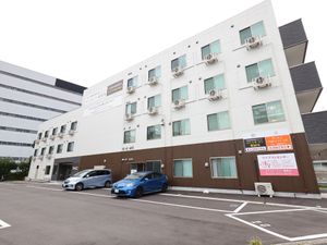 白壁の建物外観