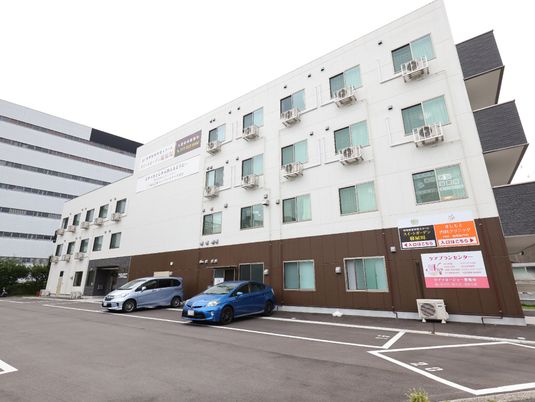 白壁の建物外観