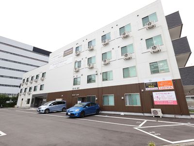 白壁の建物外観