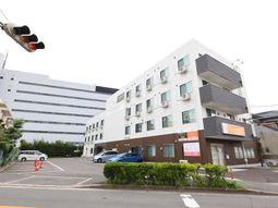 白と茶色の建物外観