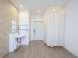洗面台とカーテンのある明るい部屋
