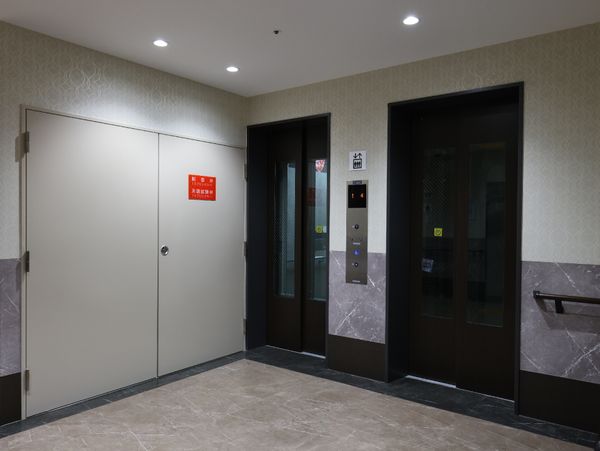 エレベーター前の通路