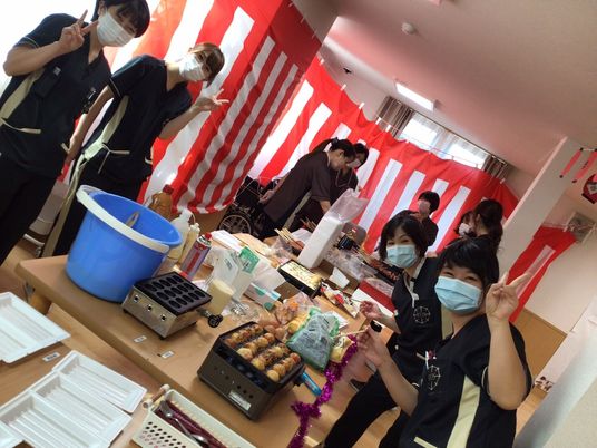 スタッフが料理の準備
