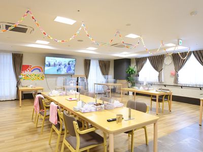 飾り付けされた広々とした食堂