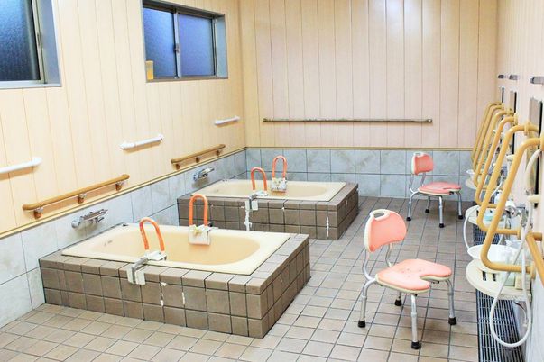 落ち着いた空間の浴室