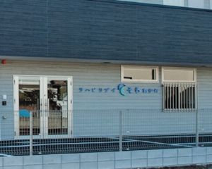 看板前の外観