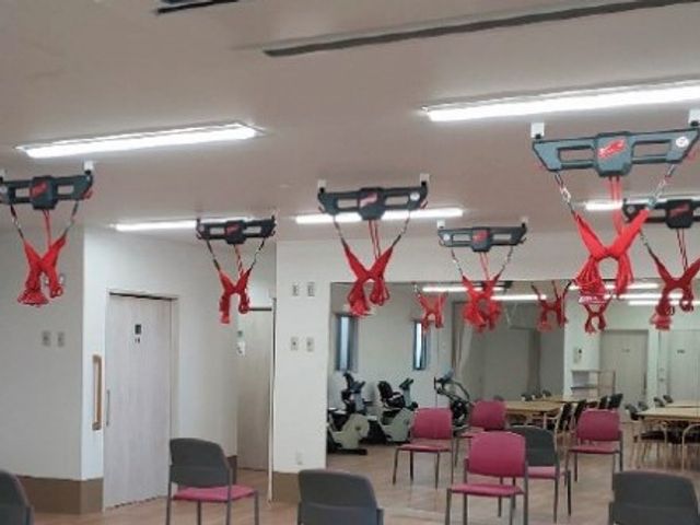 機能訓練室 機能訓練室 広々とした空間で、最新の器具を使用したトレーニングが可能です。自然光が入り、明るい環境になっています。