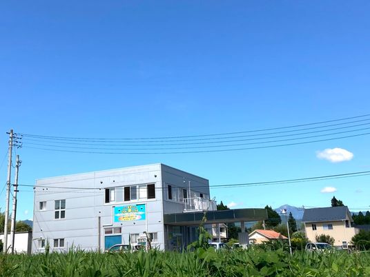 青空の下の建物外観