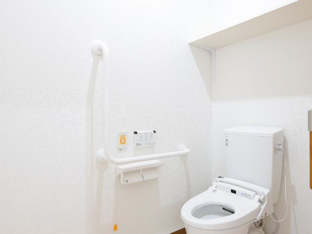 バリアフリー対応トイレ トイレ 手すり付きで使いやすい清潔なトイレです。安心してご利用いただける環境が整っています。