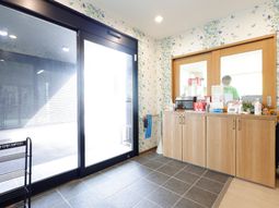 エントランスの明るい空間