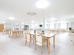 広々とした明るい食堂