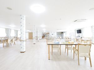 明るい広々とした食堂