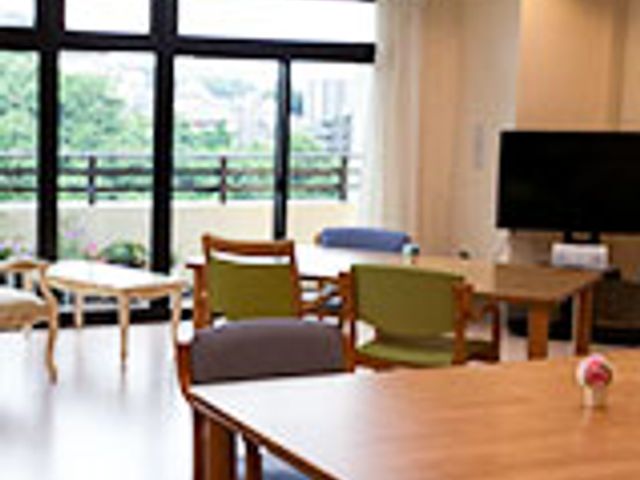 自然光が入るラウンジ ラウンジ 広々としたラウンジは、自然光が心地よく差し込みます。リラックスしながら過ごせる空間です。