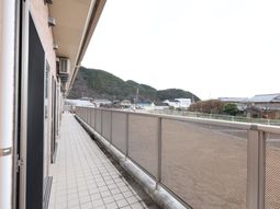 廊下と山並みの景色