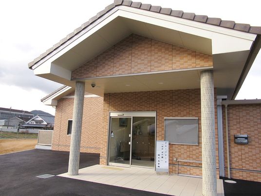 施設の正面玄関  