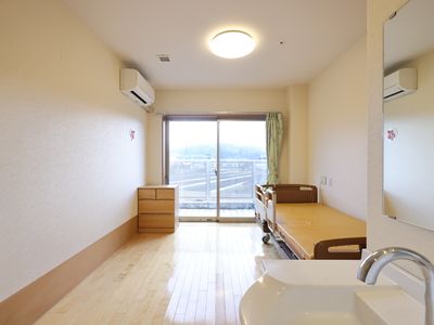 明るい個室の居室