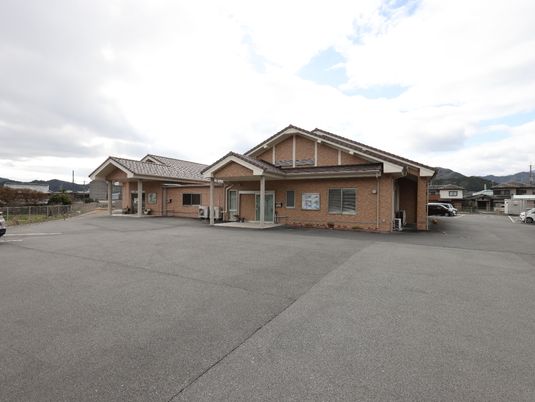 広々とした外観の建物