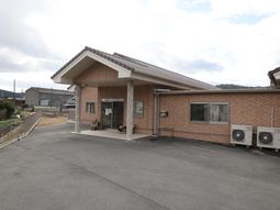 明るいエントランスの建物