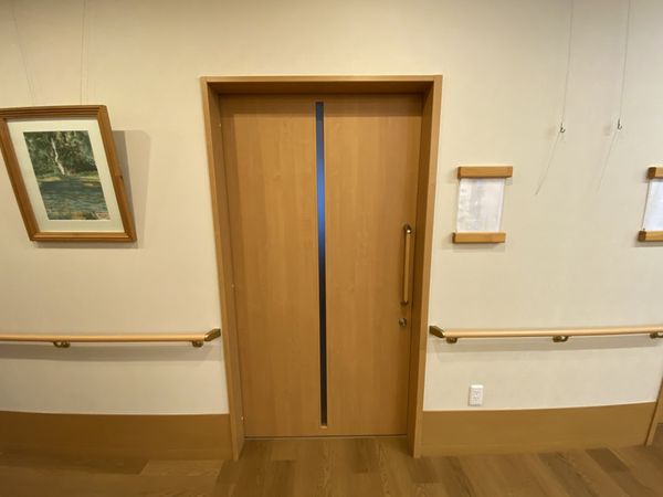 広々とした廊下の片引き戸