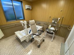 広々とした清潔な浴室
