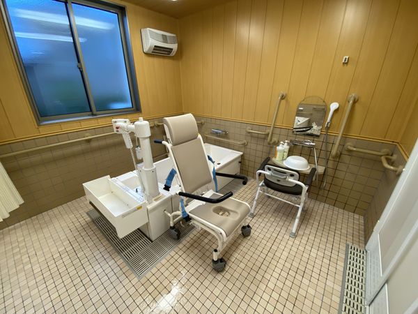広々とした清潔な浴室