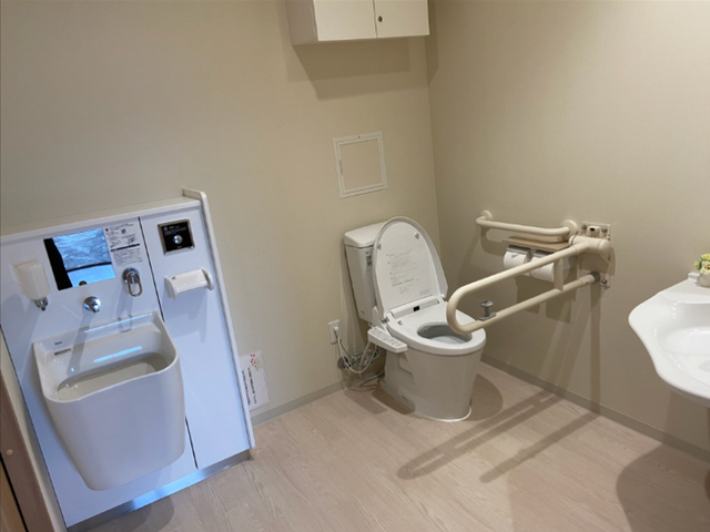 清潔感ある洗面トイレ トイレ 清潔で明るいトイレ環境を保つ日々のお仕事です。利用者様の安全を支えます。