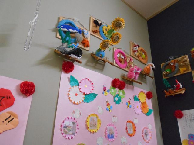 クリエイティブな作品展示 多目的室 創造性を発揮できる作品展示があります。利用者様の手作り作品に囲まれながら、楽しい時間を過ごせる環境です。