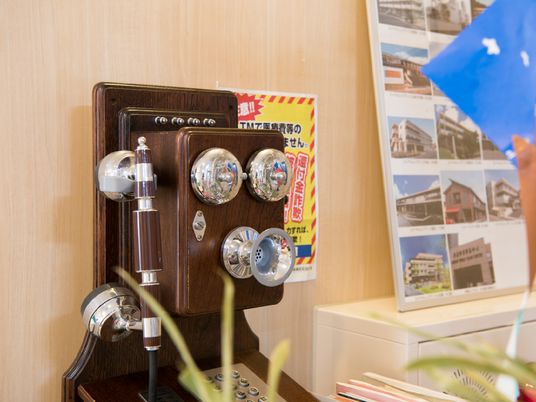 レトロな電話と掲示物