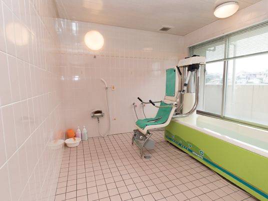 リフト付き明るい浴室